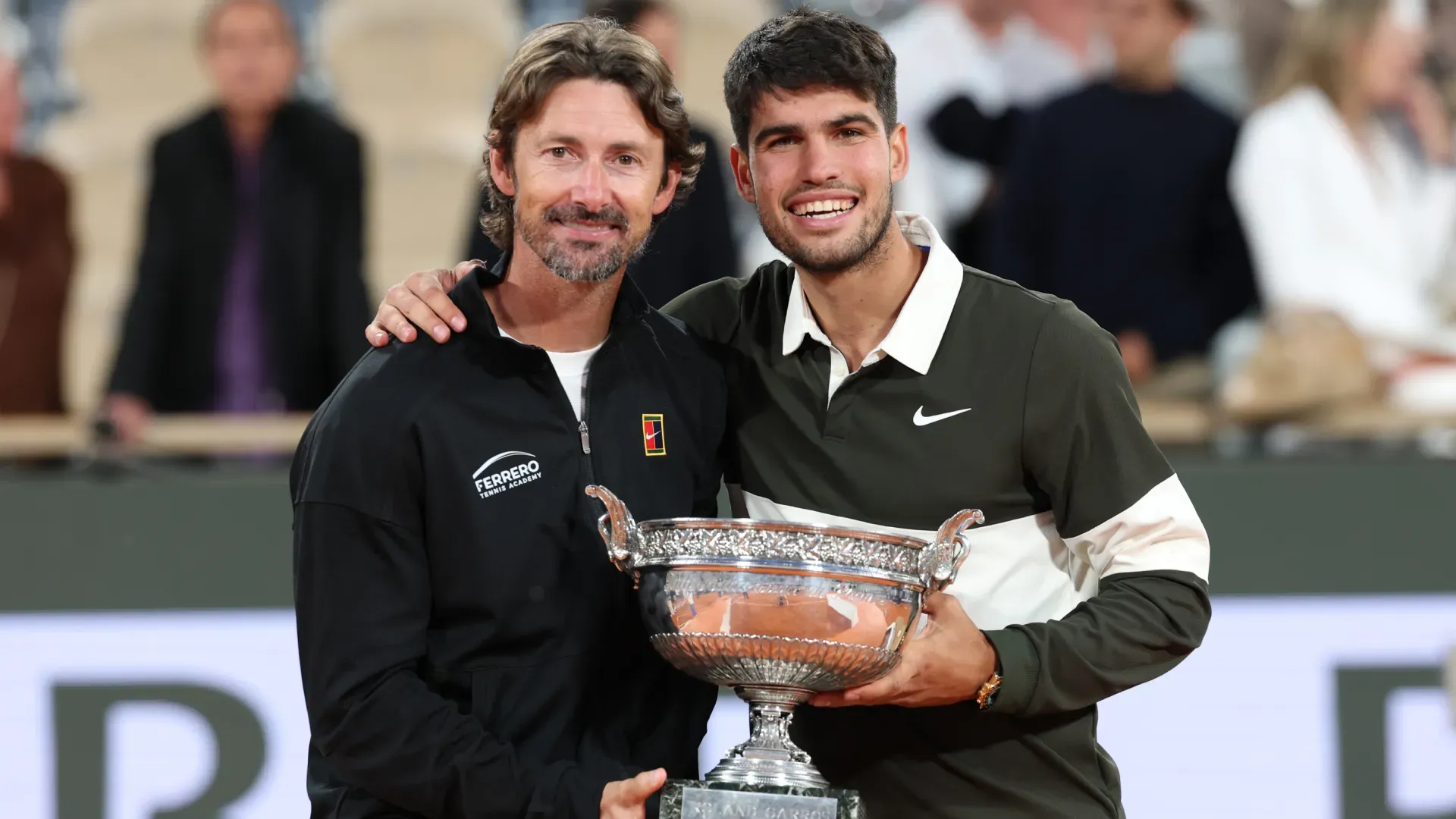 Juan Carlos Ferrero and Carlos Alcaraz with the Roland Garros trophy. (Getty Images)