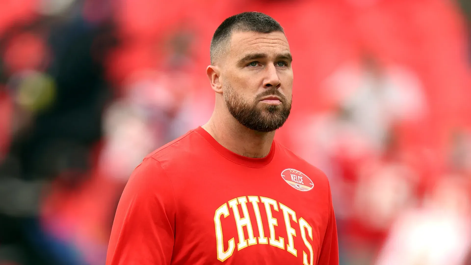 Travis Kelce warms up