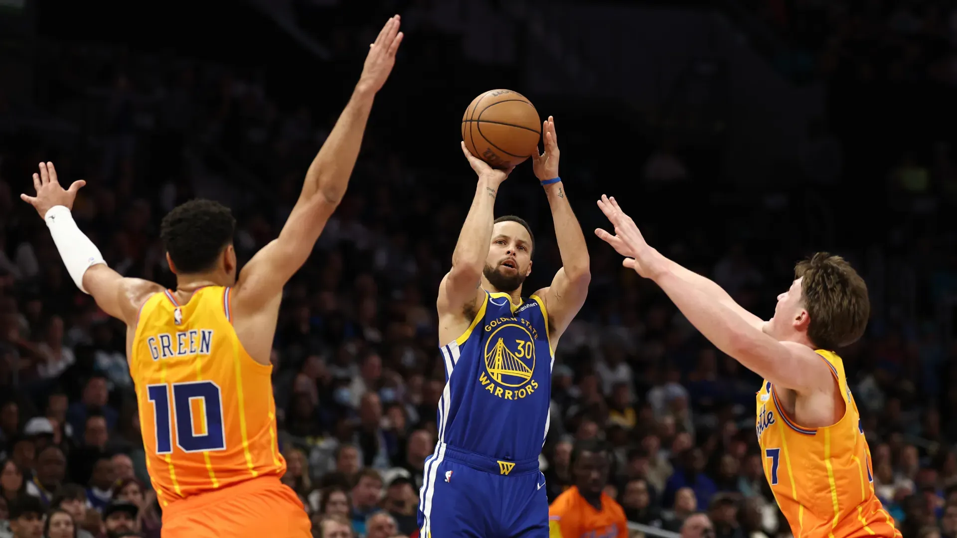Stephen Curry in action against the Hornets. (Getty Images)