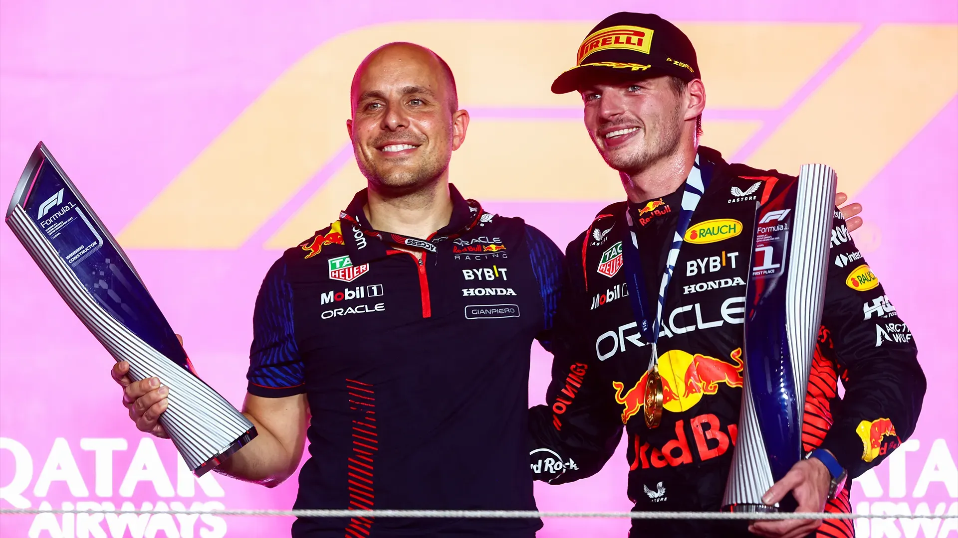 Gianpiero Lambiase y Max Verstappen en el podio de Qatar