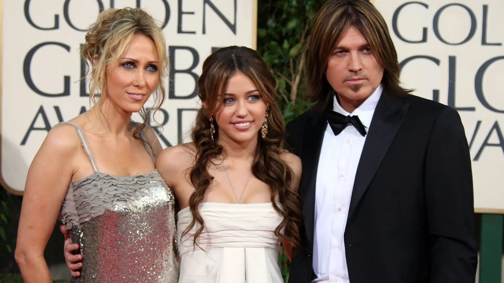 Tish Cyrus, Miley Cyrus and Billy Ray Cyrus arrive at the 66th Annual Golden Globe Awards held at the Beverly Hilton Hotel on January 11, 2009 in Beverly Hills, California. (Photo by Frazer Harrison/Getty Images)