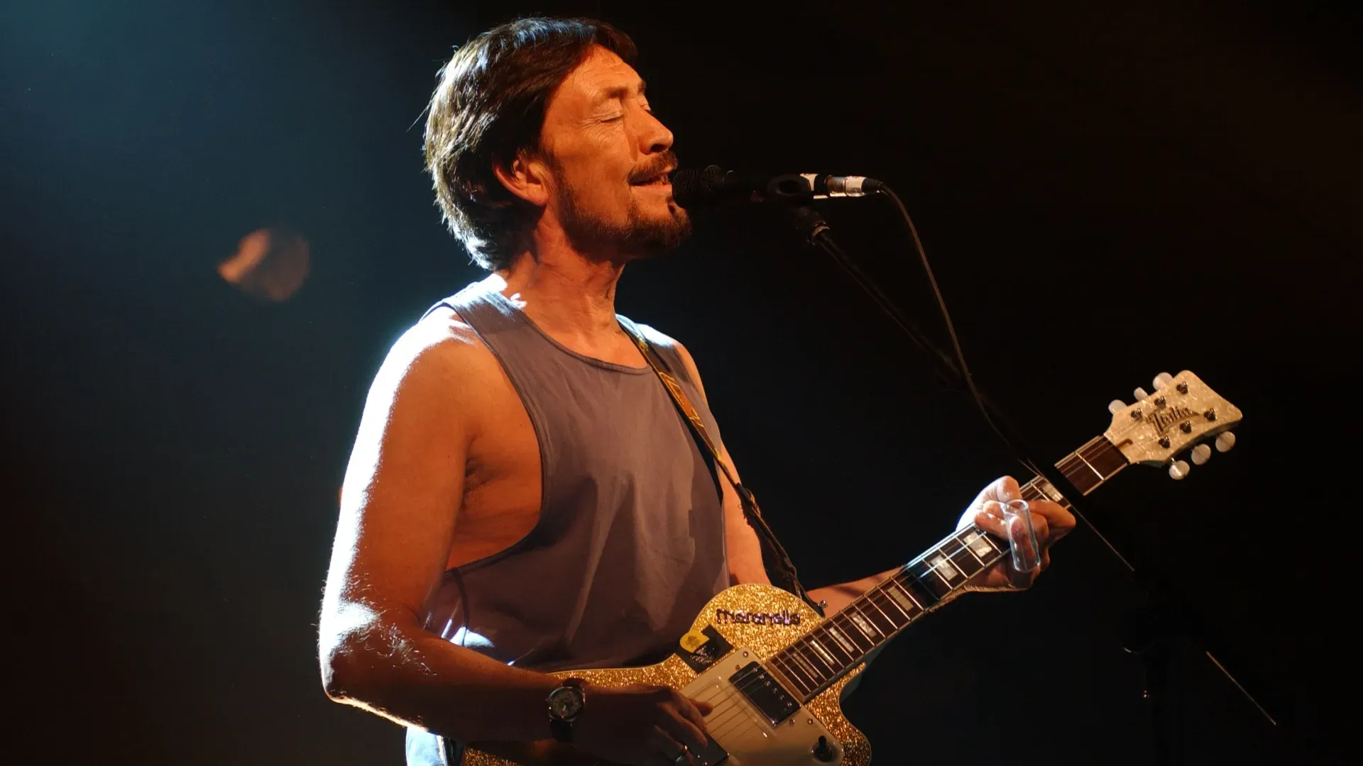 Chris Rea performs at the National Stadium February 17, 2003. (Source: Getty Images)