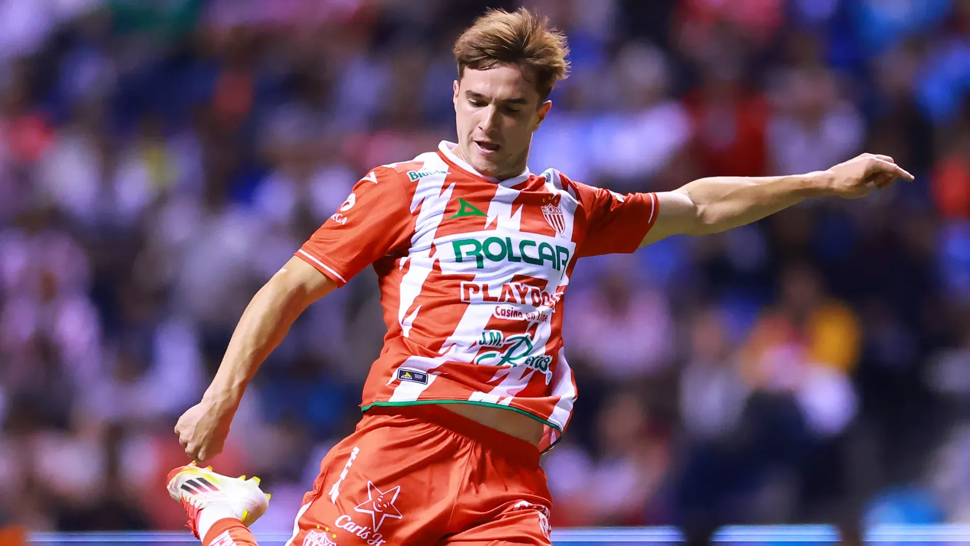 El mediocampista de Necaxa continúa en el radar cementero.