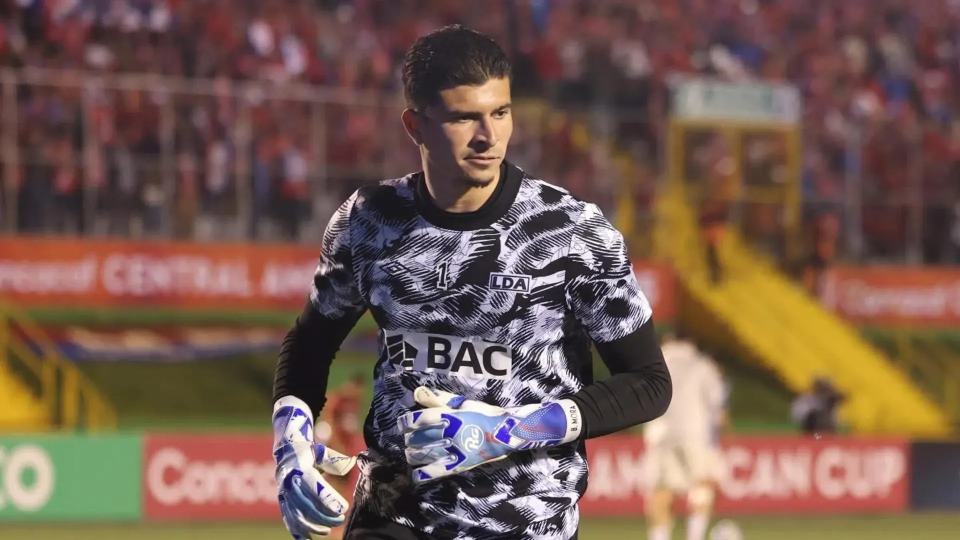 Bayron Mora fue titular por la lesión de Ortega.