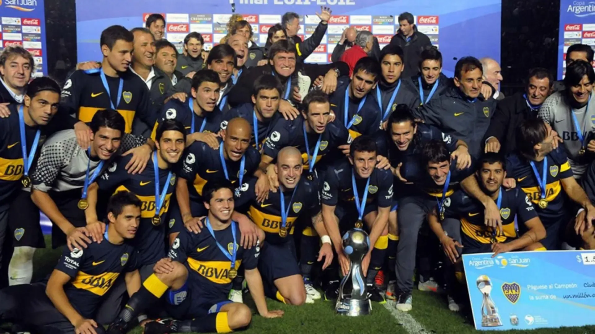 Los festejos luego de ganarle la final a Racing, en San Juan.