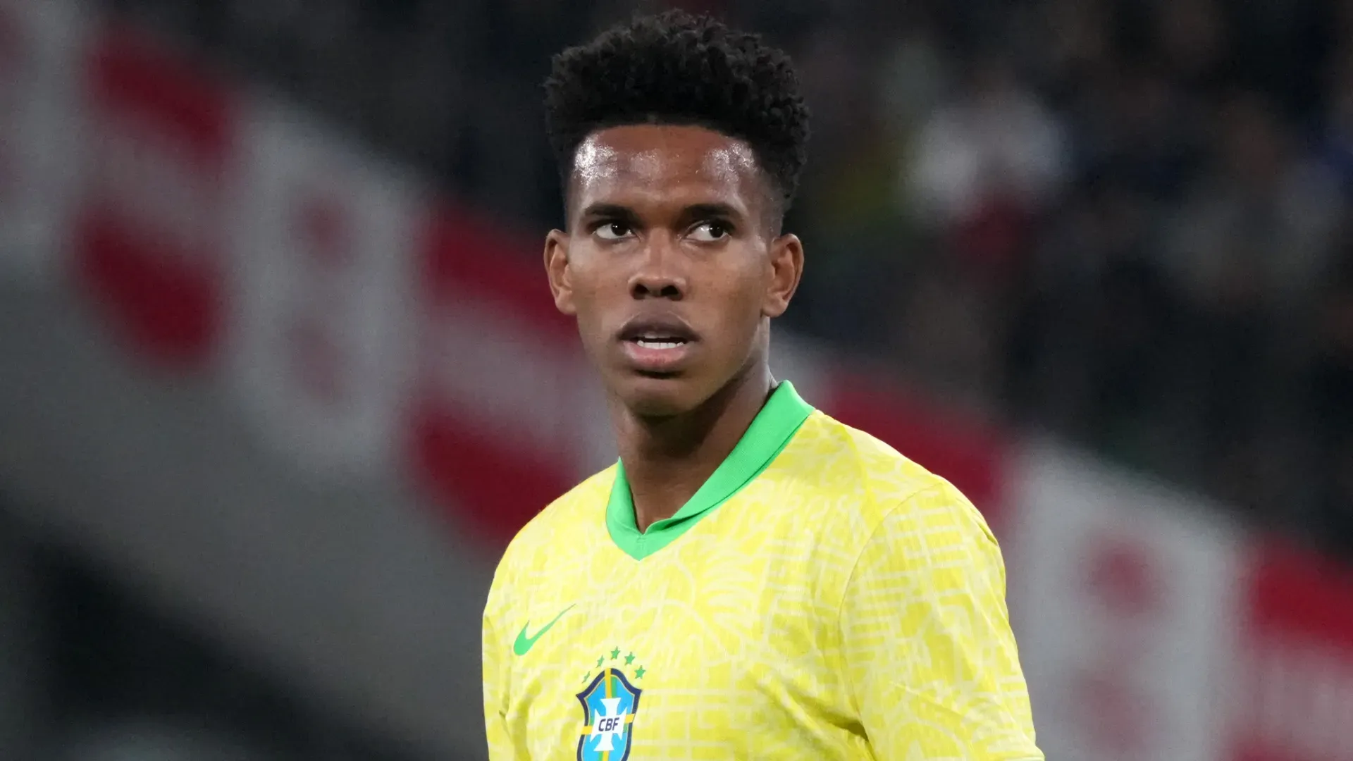 Estêvão olhando para algum lugar durante a partida da Seleção Brasileira