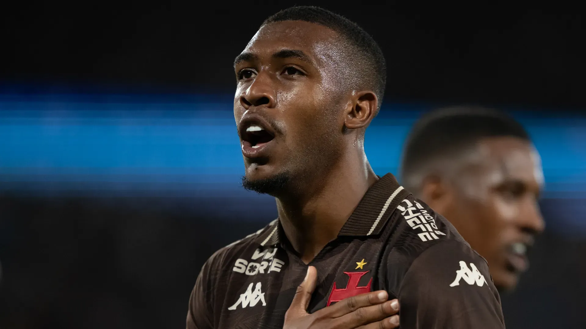 Rayan comemora gol com a camisa do Vasco da Gama