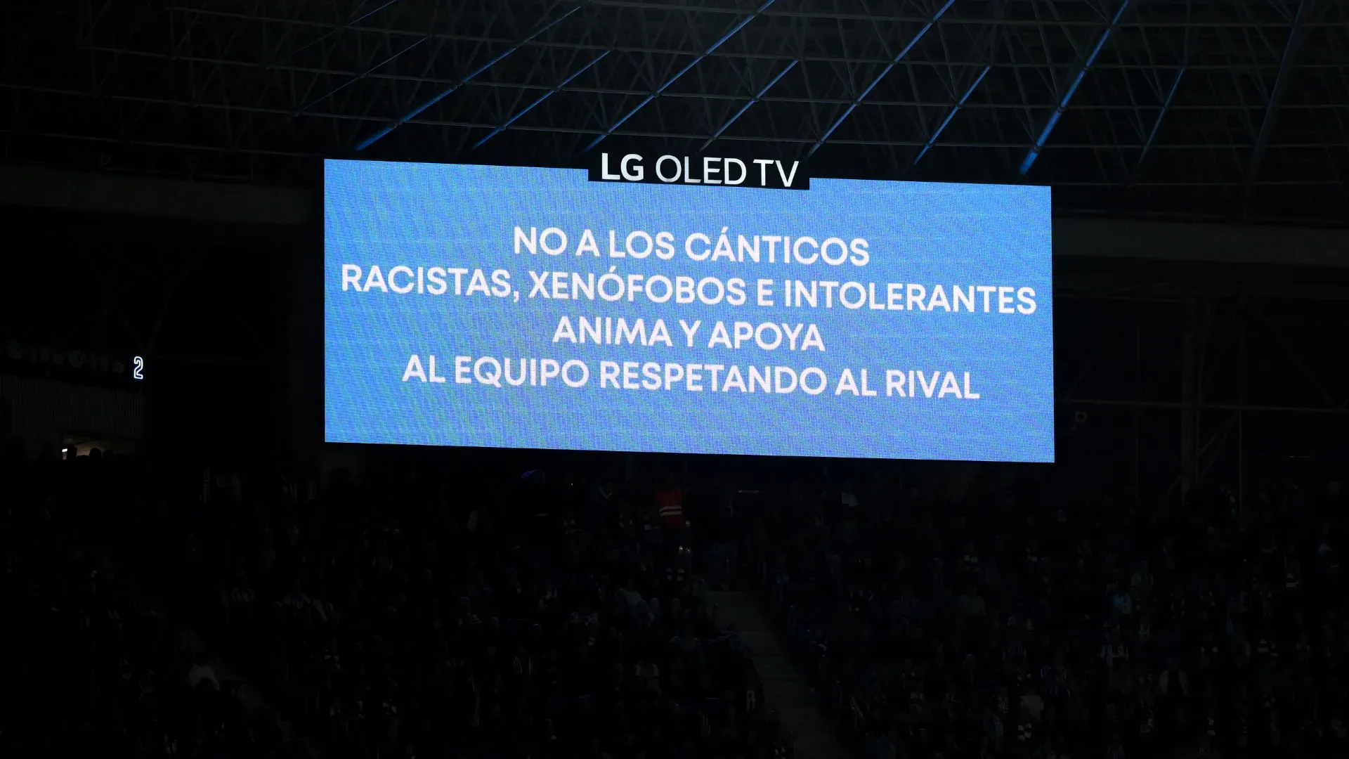 Telão exibe mensagem contra preconceito durante partida 