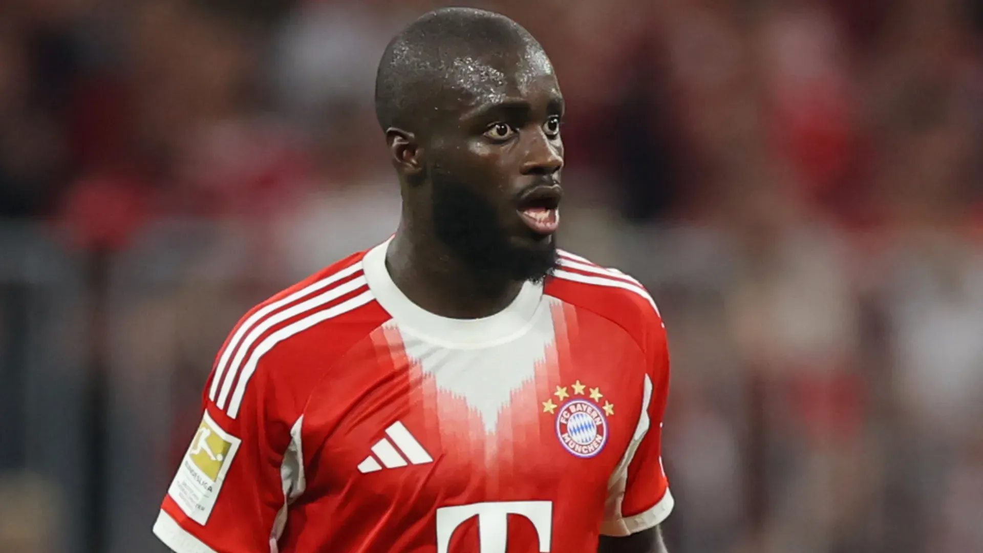 Upamecano, com o rosto assustado, durante a partida do Bayern de Munique