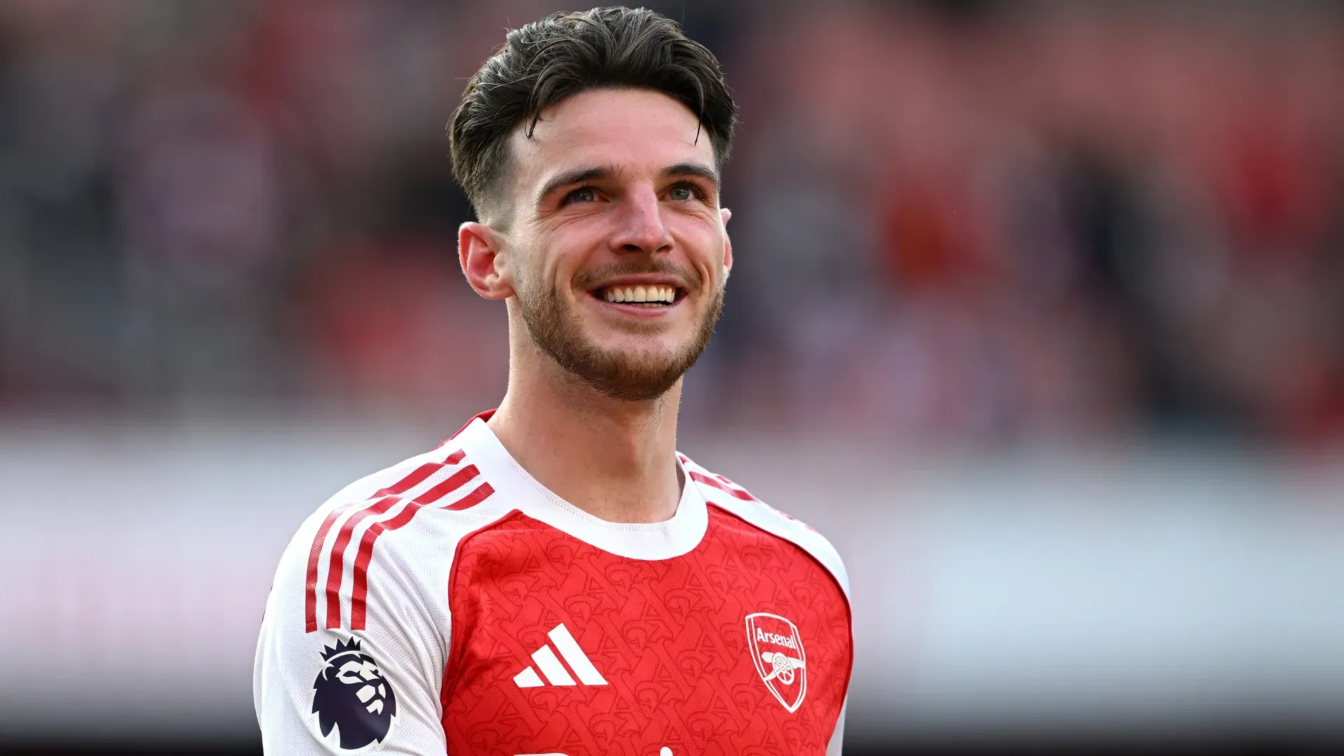 Declan Rice, alvo do Real Madrid, jogando pelo Arsenal com o rosto contente