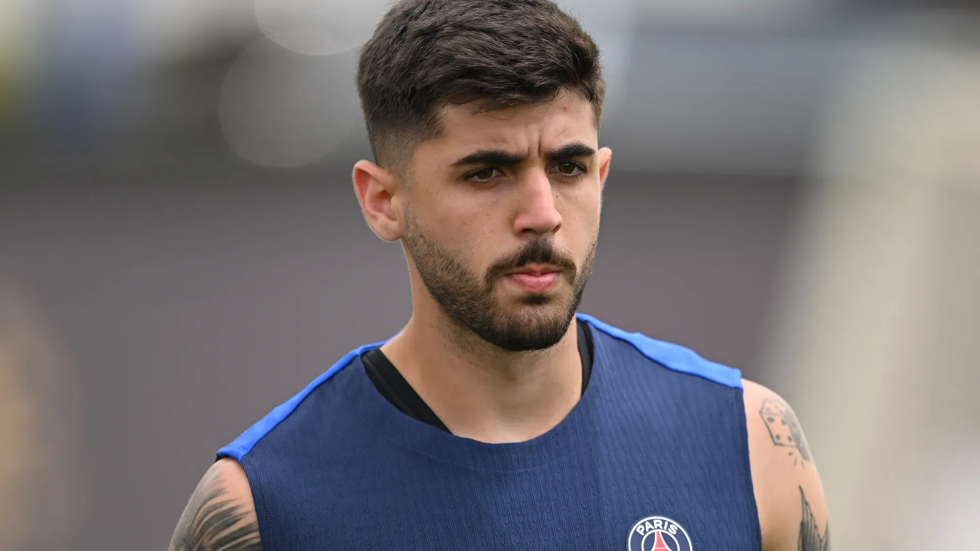 Beraldo aparece com a cara fechada durante um treino do PSG