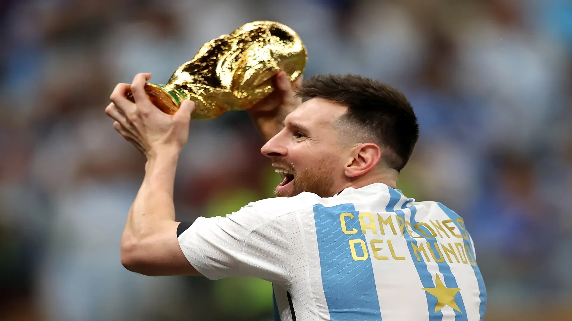 Messi com a taça da Copa do Mundo de 2022 – Lars Baron/Getty Images