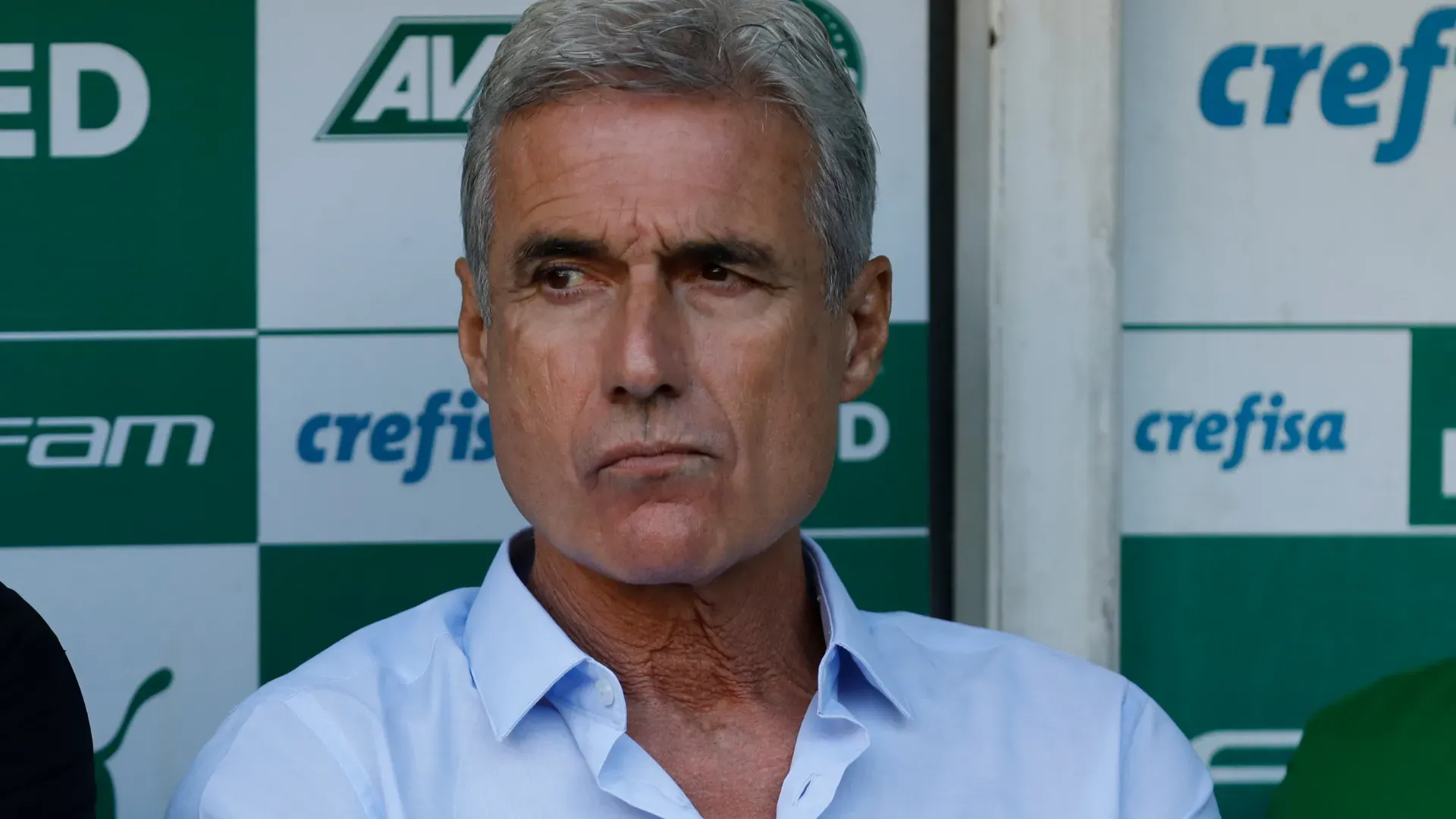 Luís Castro aparece expressando preocupação durante um jogo do Botafogo