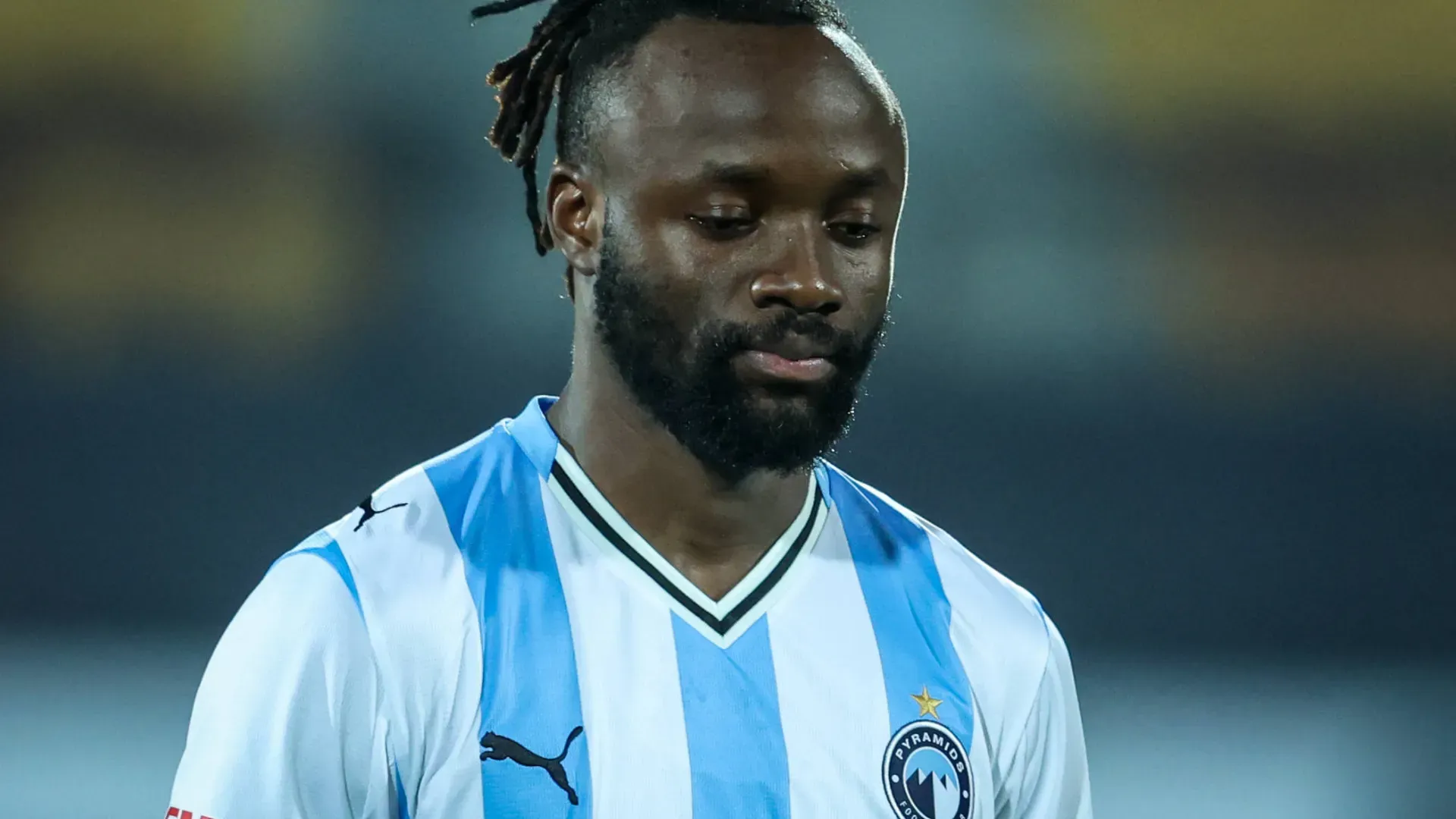 Mayele aparece olhando para baixo durante um jogo pelo Pyramids