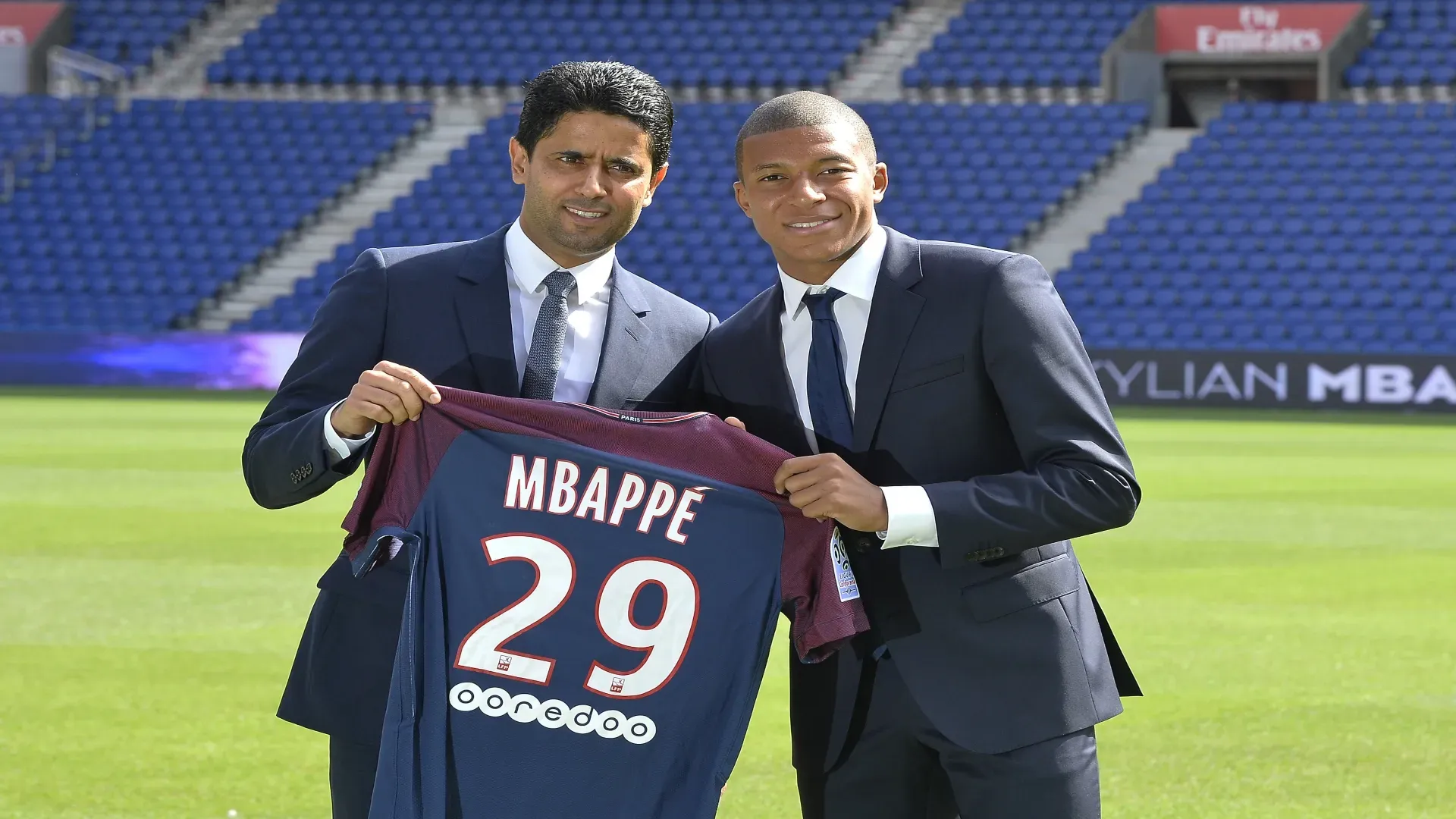 Presidente do PSG, Nasser al-Khelaifi e Mbappé em 2017 – Aurelien Meunier/Getty Images