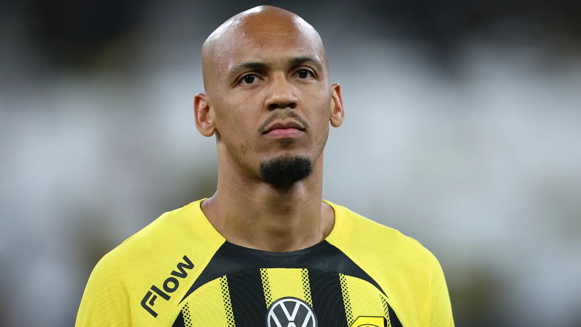 Fabinho aparece olhando para o centro durante um jogo pelo Al-Ittihad