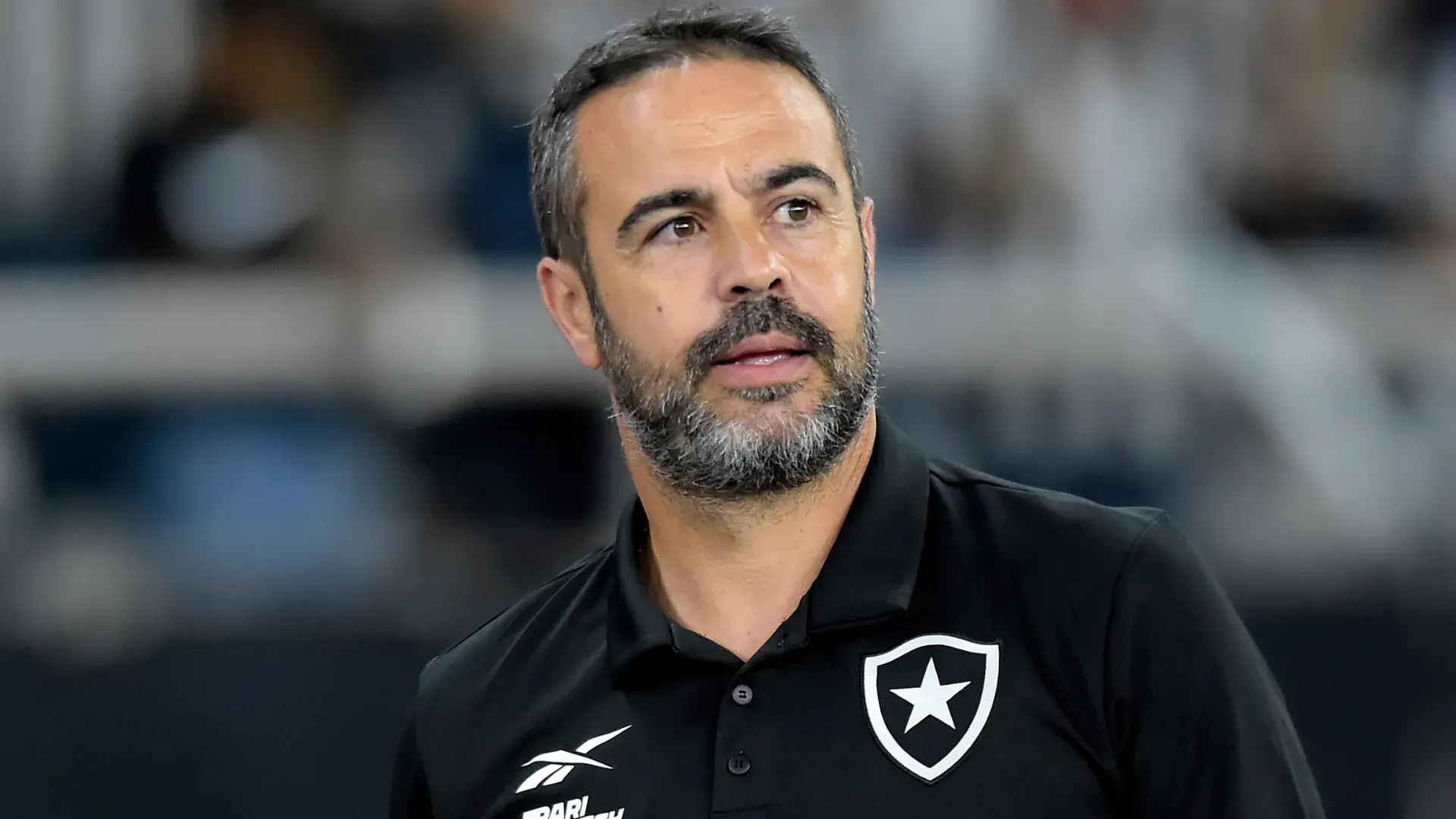 Artur Jorge aparece olhando para o lado durante uma partida do Botafogo