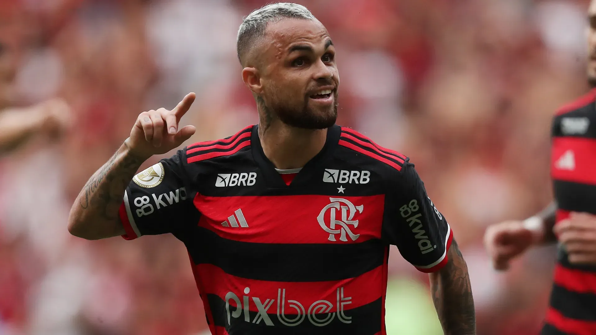 Michael, com a mão levantada, aparece comemorando um gol pelo Flamengo