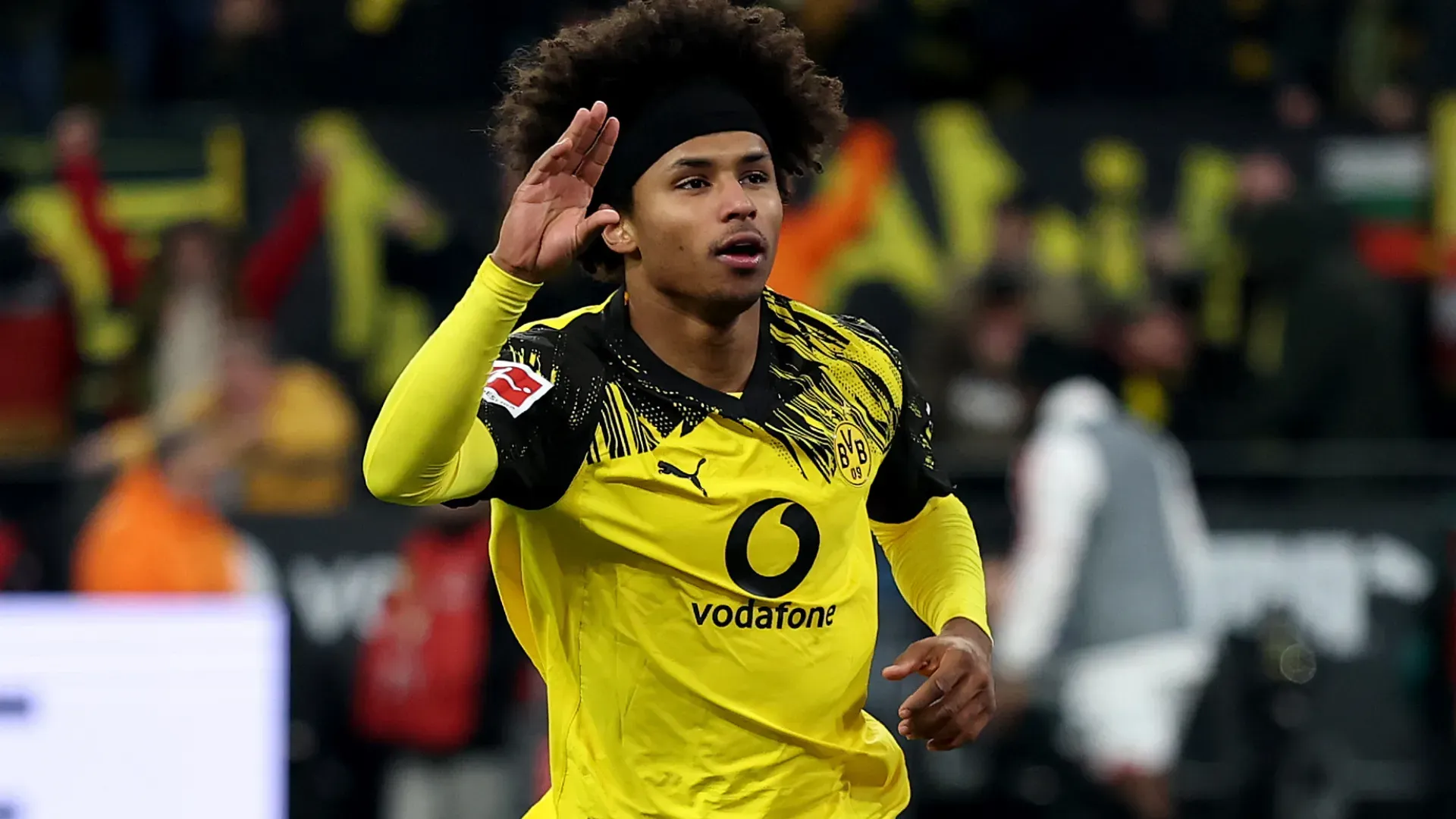 Adeyemi aparece feliz durante a comemoração de um gol. Jogador é alvo do Arsenal.