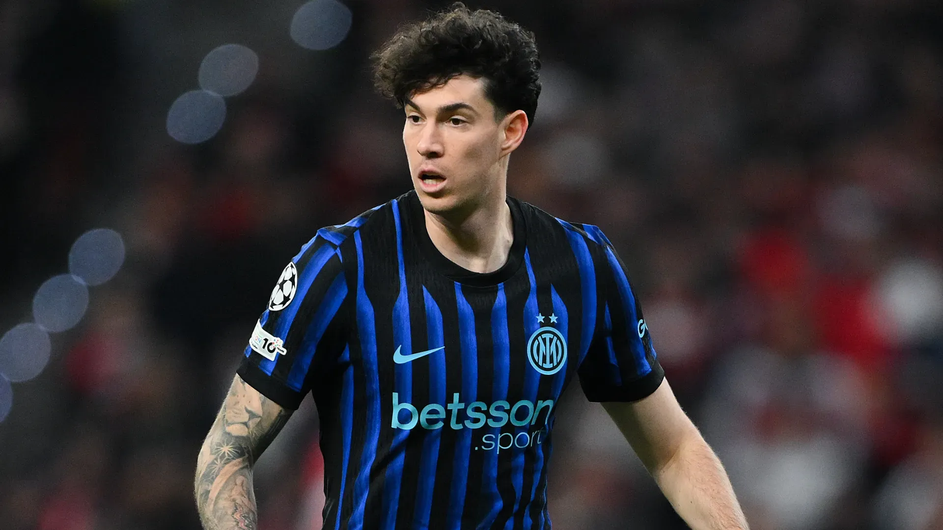 Bastoni aparece olhando para o lado durante um jogo da Inter. Jogador está na mira do Barcelona