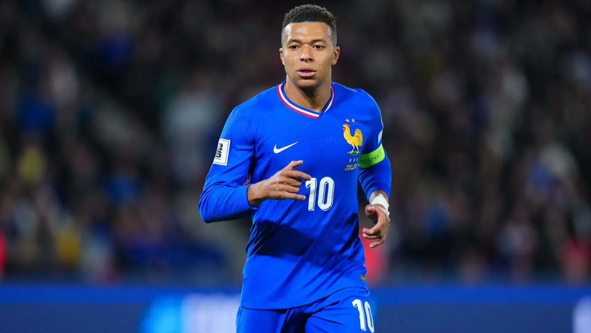 Mbappe assiste durante a partida pelas eliminatórias da Copa do Mundo. Foto: Franco Arland/Getty Images
