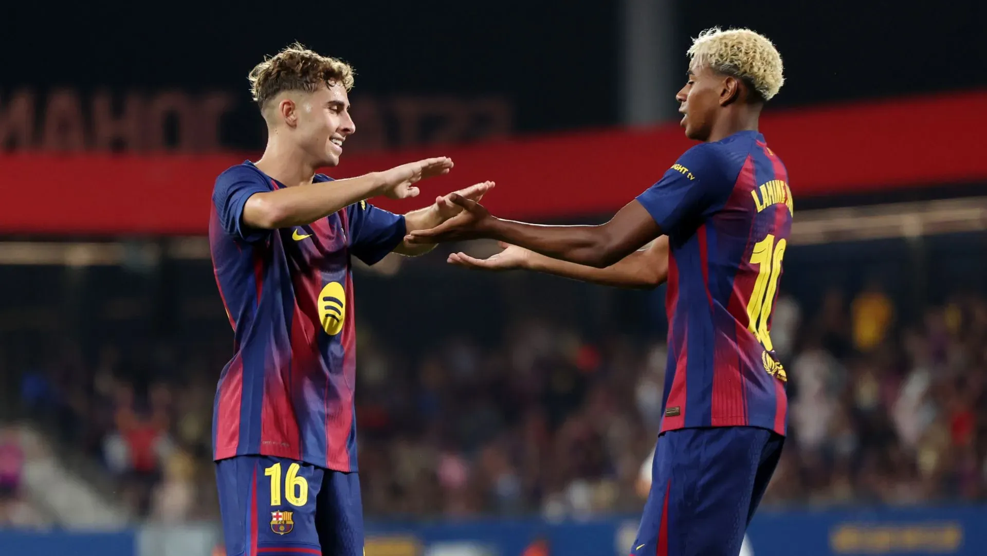 Fermin Lopez comemora gol com Lamine Yamal durante partida do Troféu Joan Gamper. Foto: Judit Cartiel/Getty Images