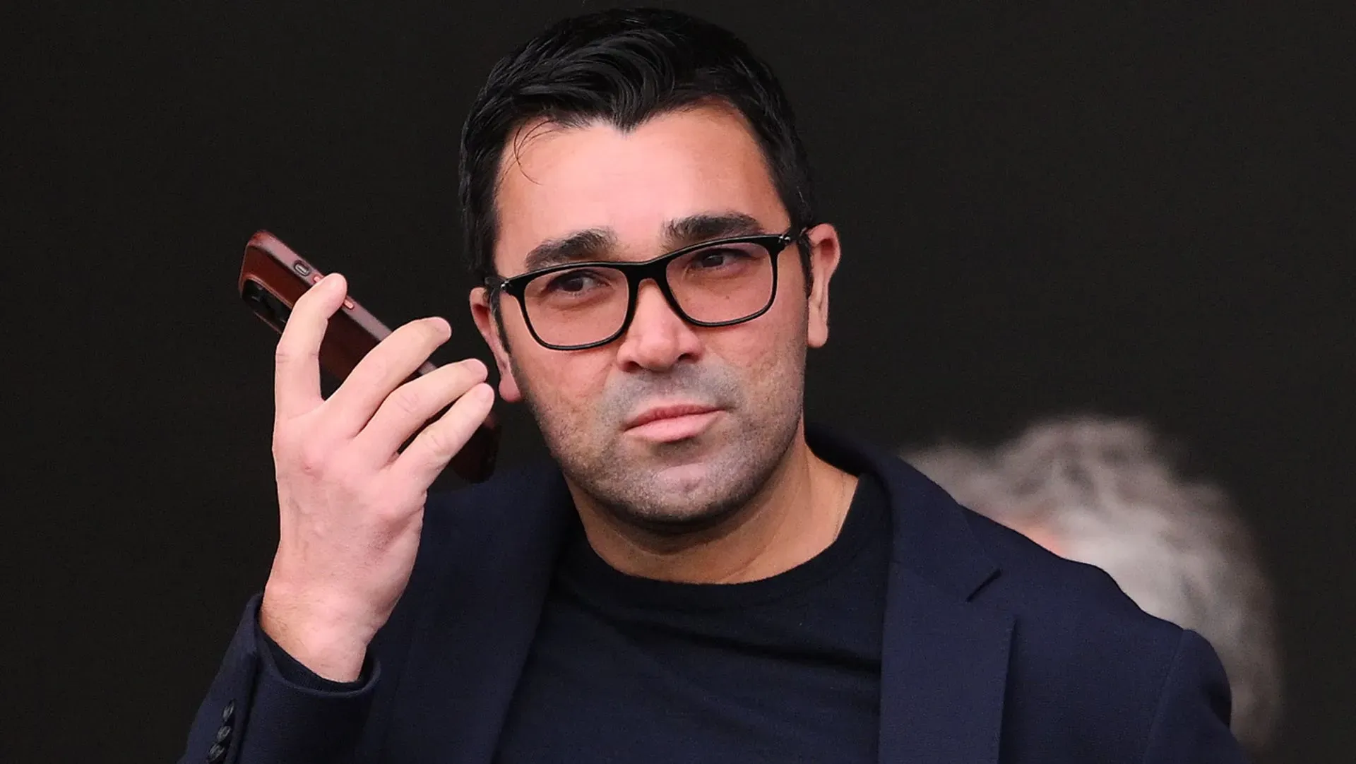 Deco observa partida do Barcelona enquanto atende o celular. Foto: David Ramos/Getty Images