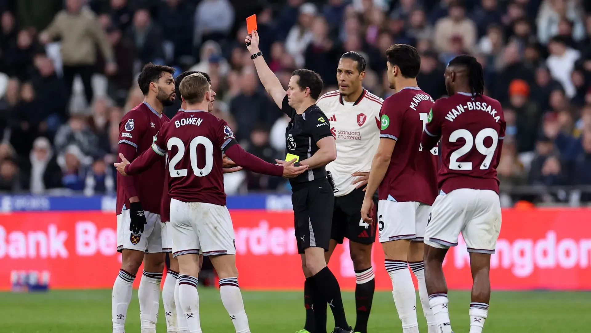 Cartão vermelho para Lucas Paqueta durante partida da Premier League., Foto: Alex Pantling/Getty Images