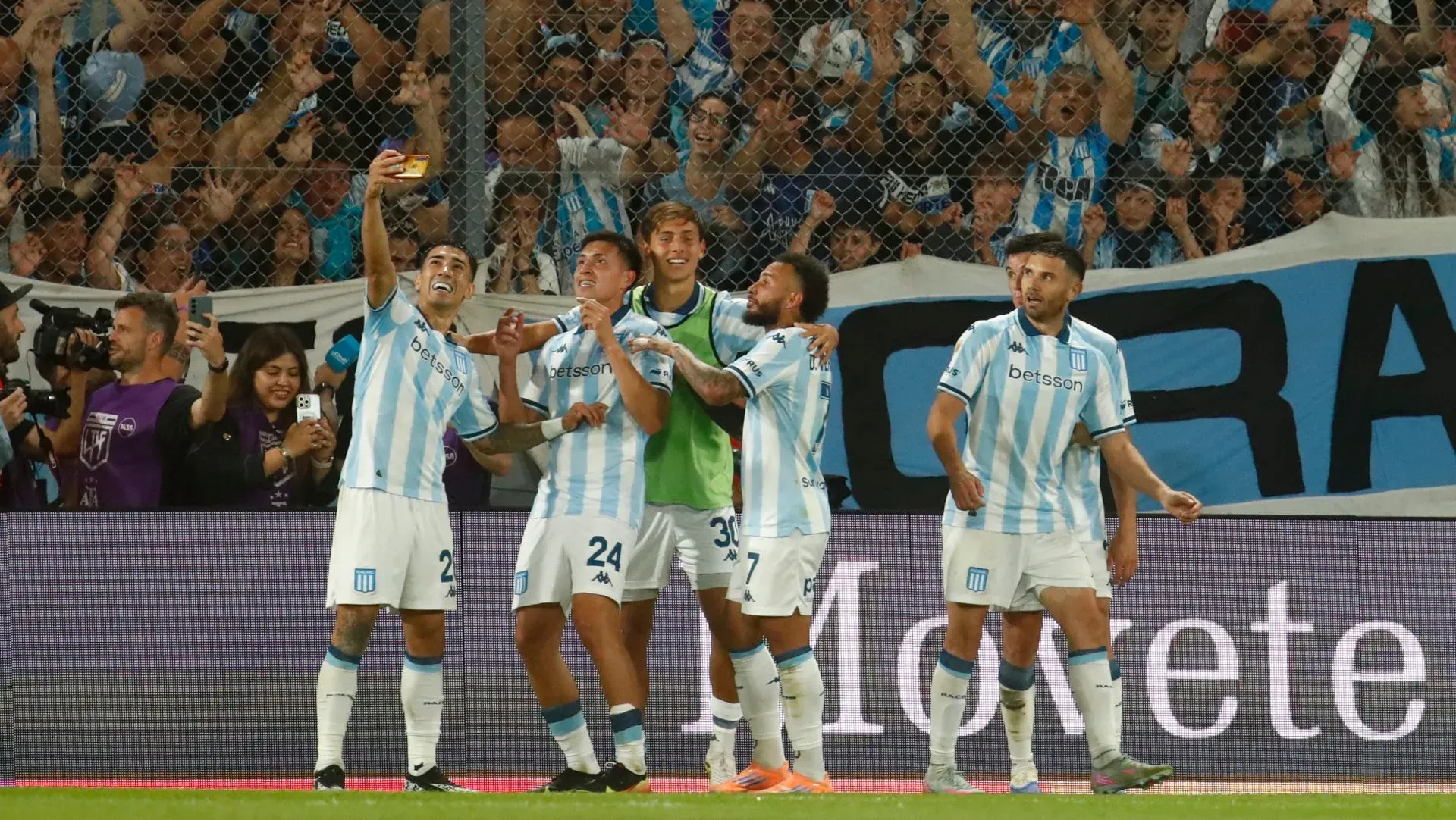 Jogadores do Racing comemoram gol no Torneo Clausura. Foto: Marcos Brindicci/Getty Images