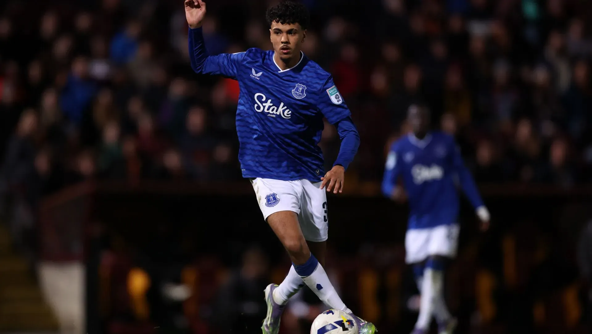 Adam Aznou corre com a bola durante partida do Vertu Trophy. Foto: George Wood/Getty Images