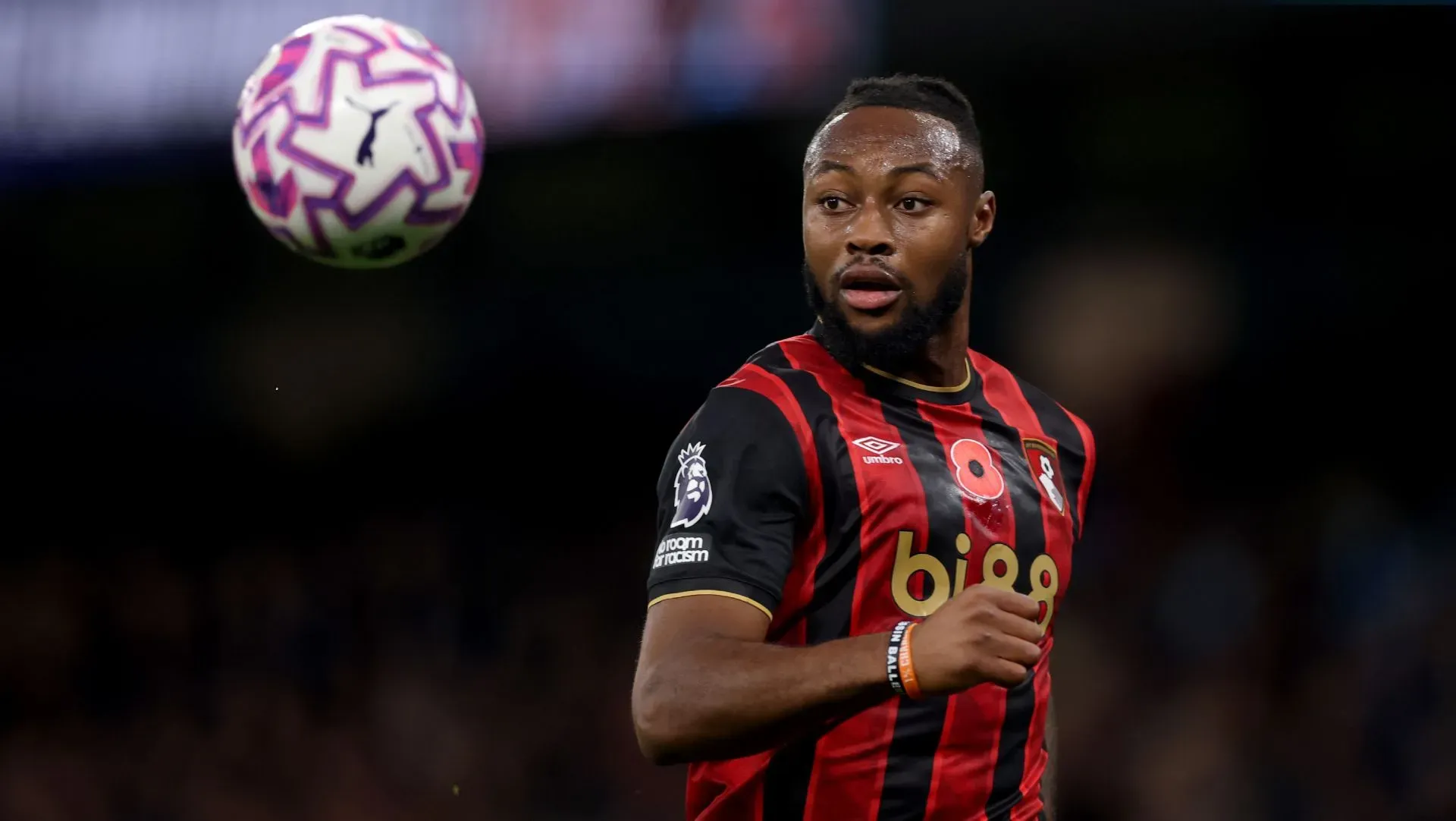 Semenyo durante a partida da Premier League.