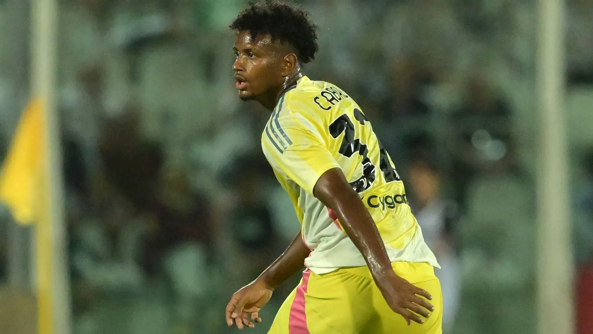 Juan Cabal assiste durante o amistoso de pré-temporada. Foto: Giuseppe Bellini/Getty Images