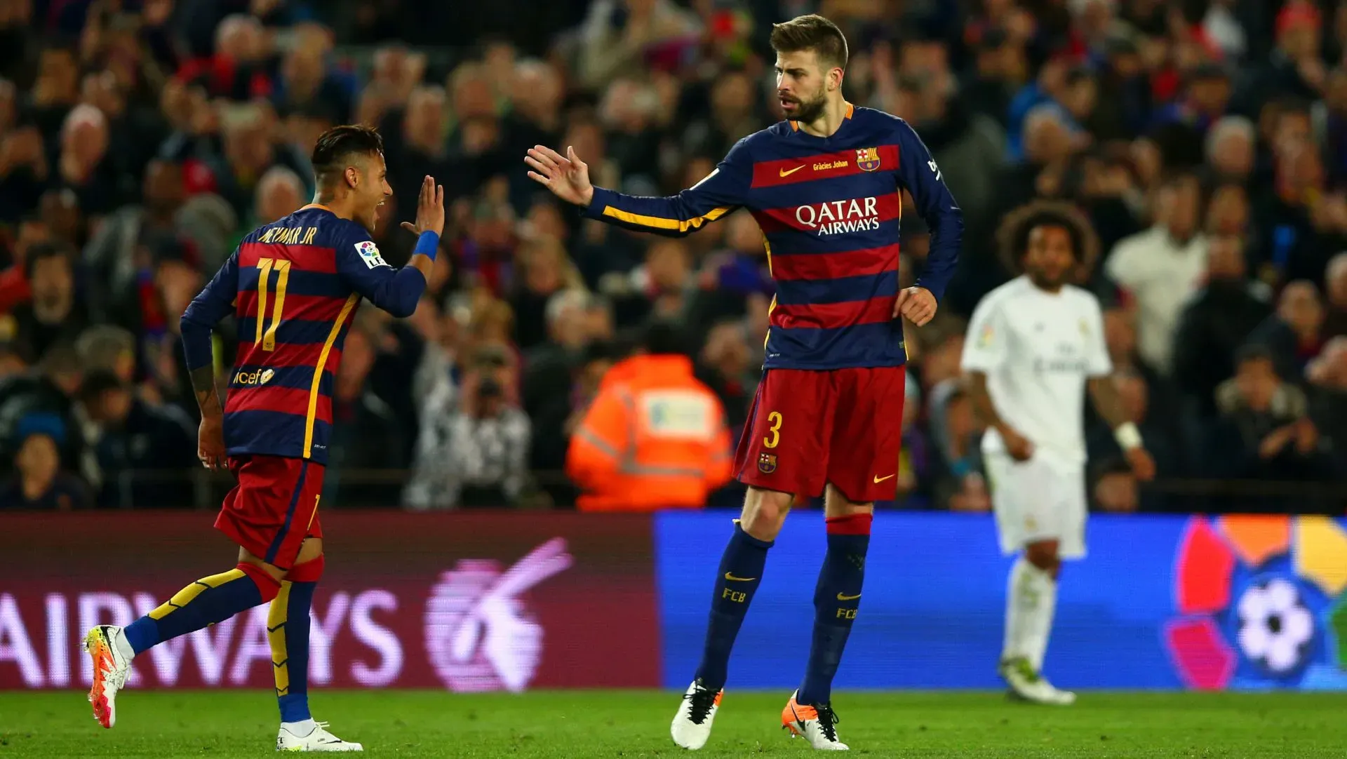 Gerard Piqué e Neymar após marcar  gol durante La Liga, em 2016. Foto: Paul Gilham/Getty Images