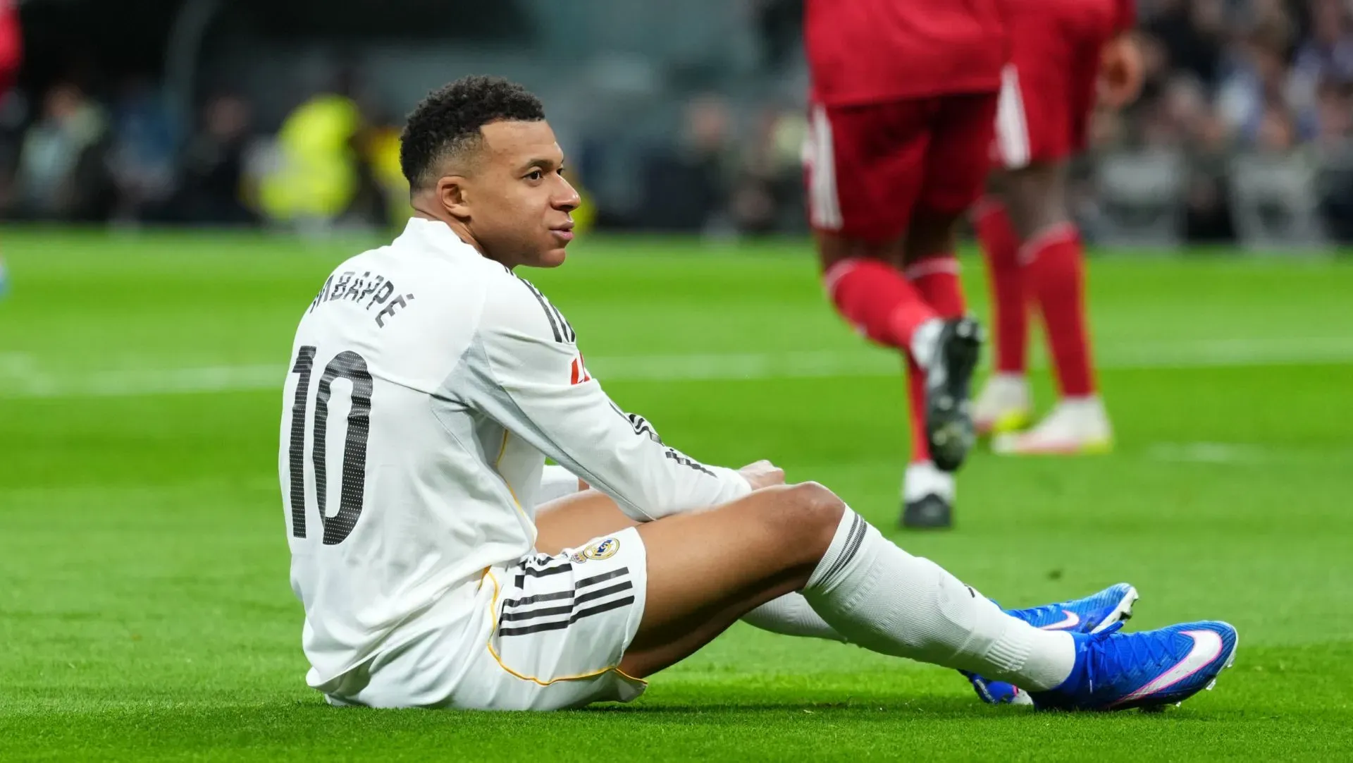 Kylian Mbappé observa sentado no chão durante a partida da LaLiga. Foto: Angel Martinez/Getty Images