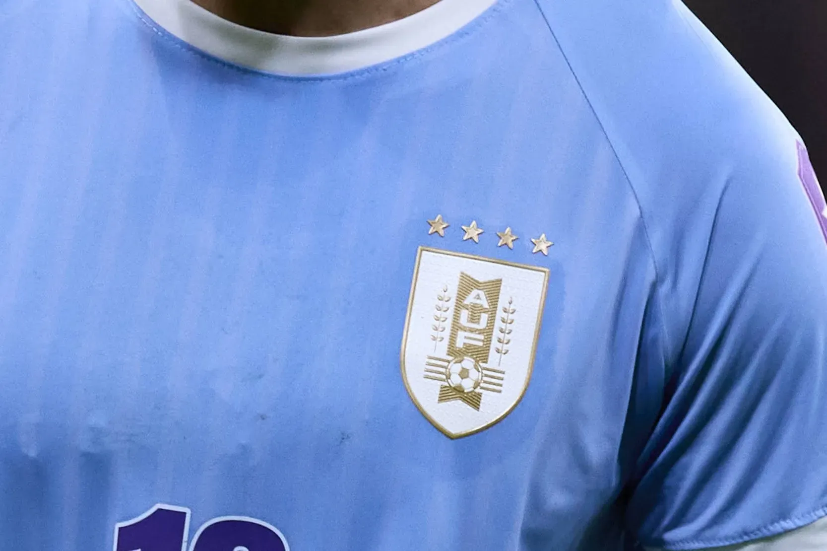 La Selección de Uruguay exhibe cuatro estrellas en su camiseta alusivas a lo que considera como cuatro títulos mundiales.