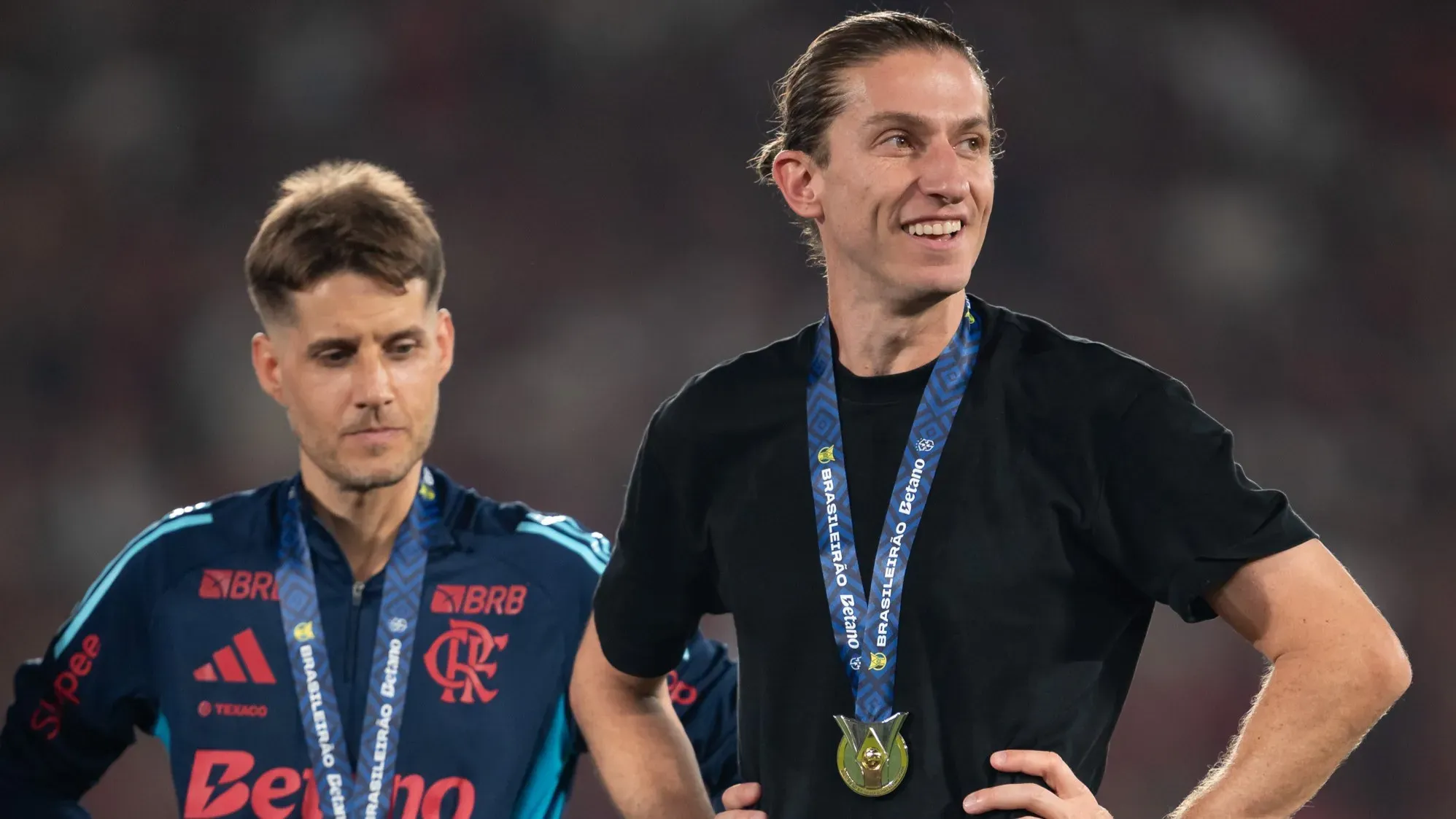 Filipe Luís com a medalha de campeão brasileiro. Foto: Jorge Rodrigues/AGIF