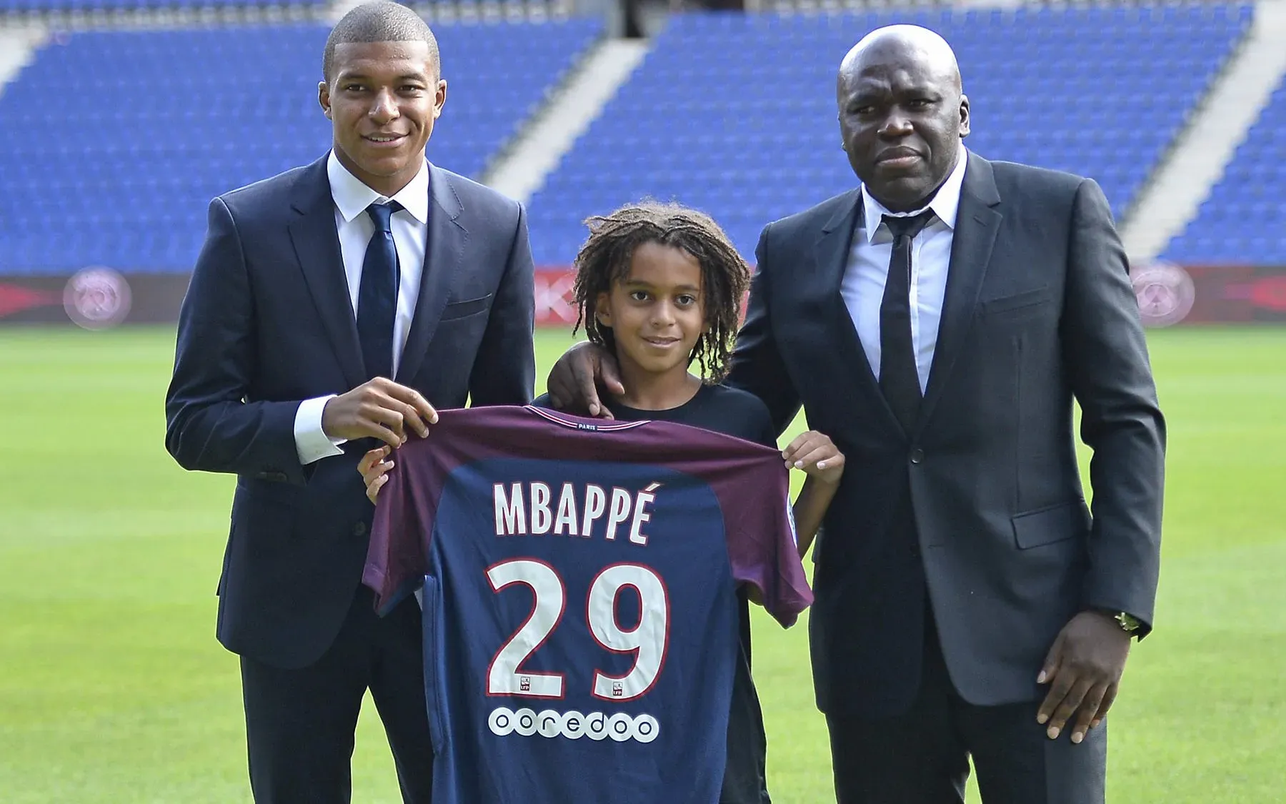 Ethan Mbappé en la llegada de su hermano Kylian al PSG en 2017. Getty Images.