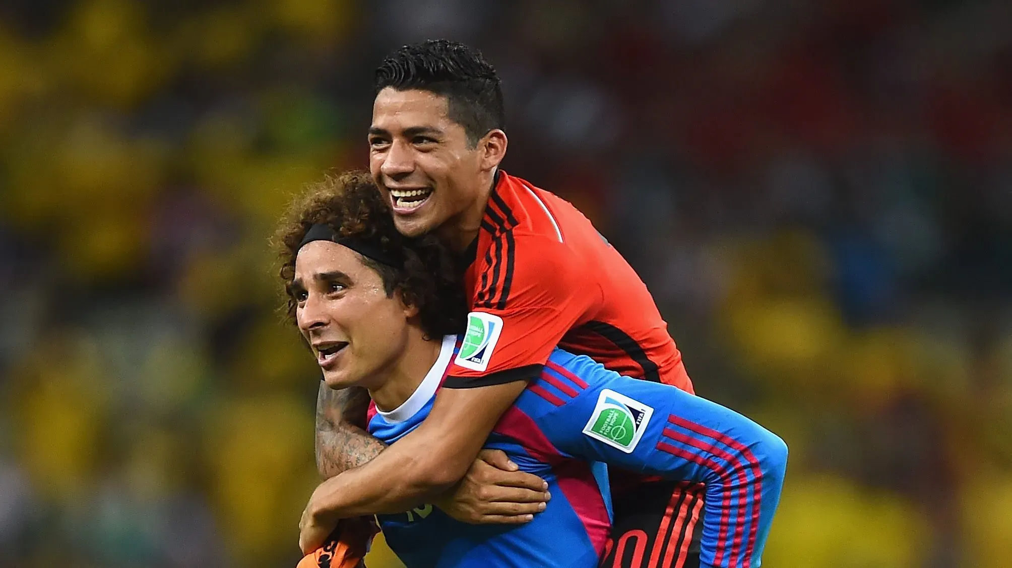 Ochoa celebrando con Javier Aquino después del empate ante Brasil en 2014 (Getty)