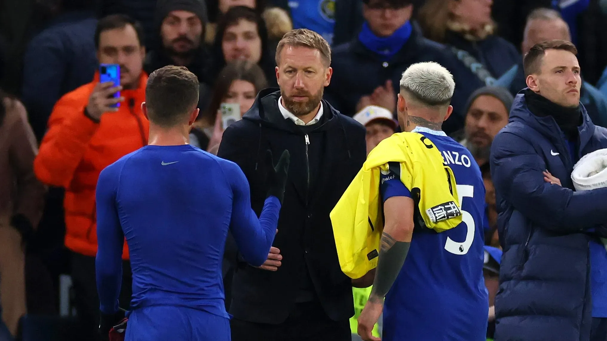 Graham Potter y Enzo Fernández tras el Chelsea vs. Aston Villa del pasado primero de abril en Stamford Bridge. Getty Images.