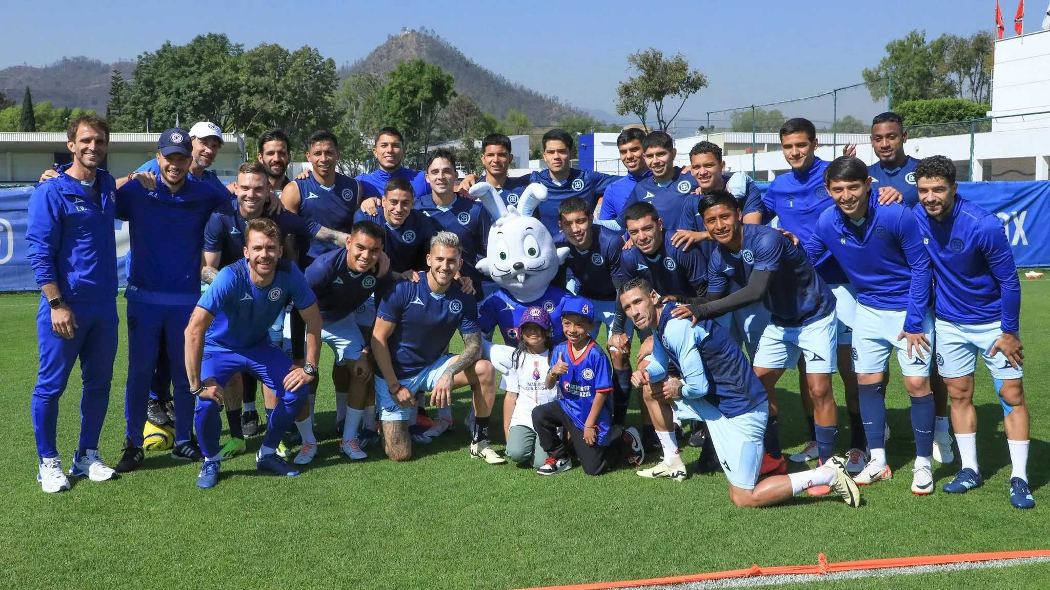 La foto que publicó Cruz Azul y que tiene a Huescas como el único jugador de campo ausente. (@CruzAzul)