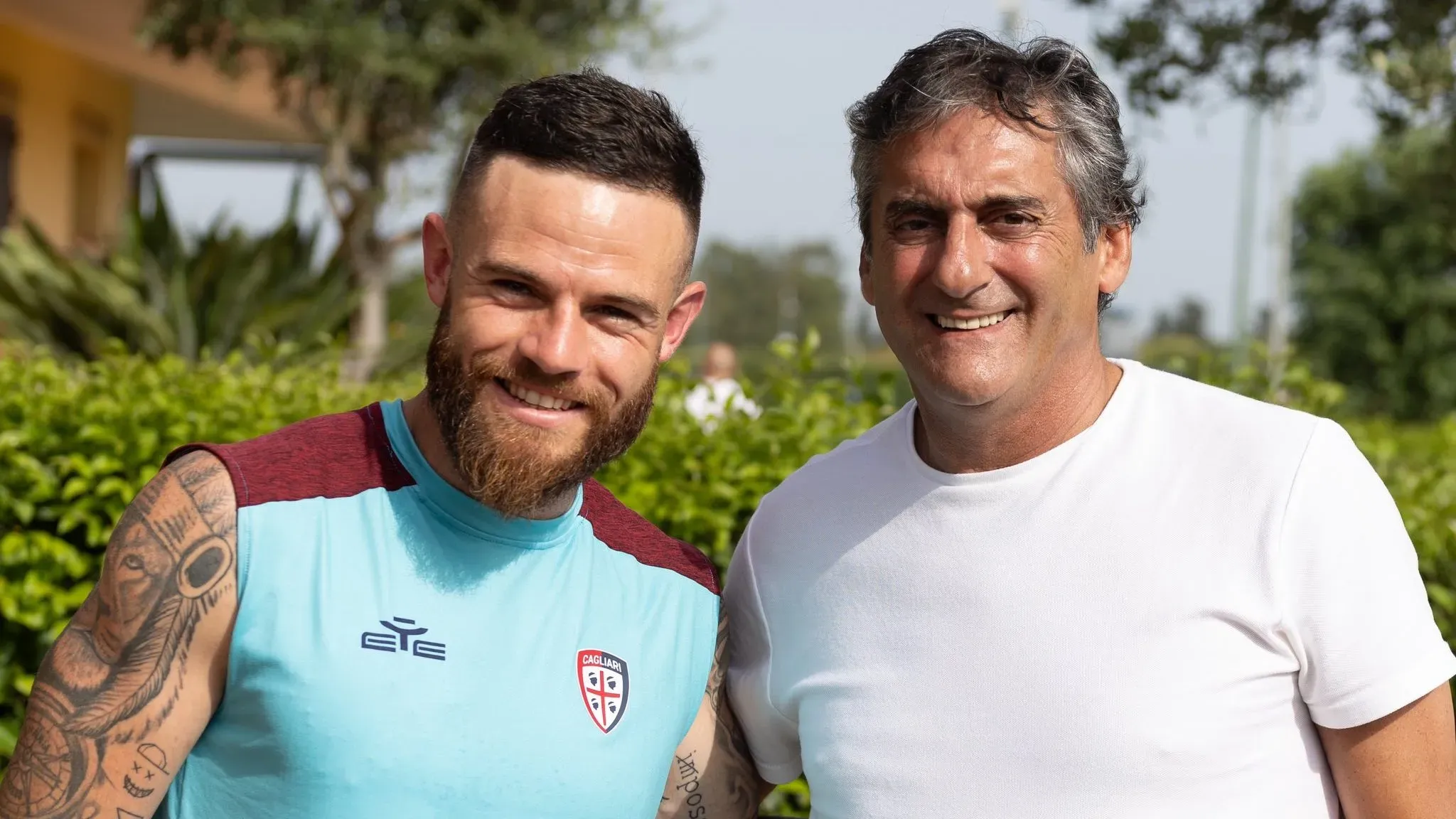 Reencuentro de uruguayos en Cagliari: Francescoli y Nández. (Foto: Cagliari vía Twitter)