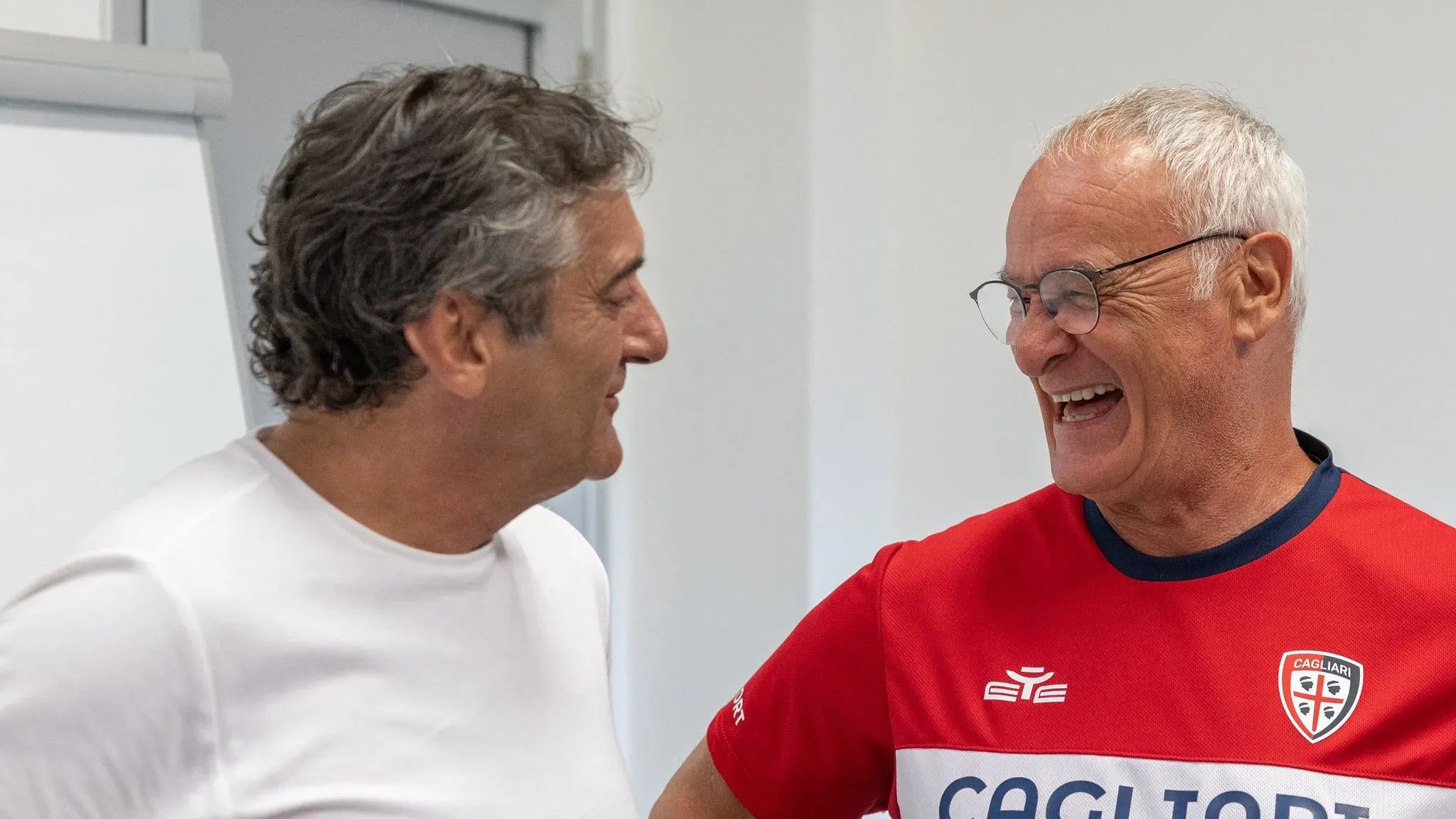 Encuentro de lujo: Enzo Francescoli y Claudio Ranieri. (Foto: Cagliari vía Twitter)