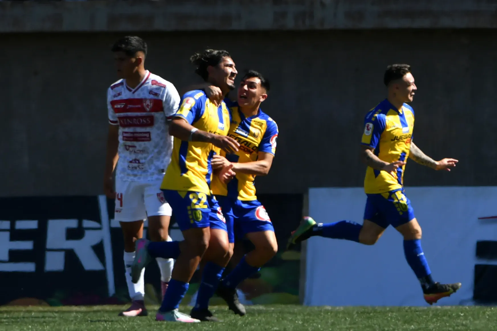 Luis Rojas volvió a Chile y la rompió con la U de Conce, por lo que Johnny Herrera confía en que se viene su prime. Foto: Photosport.