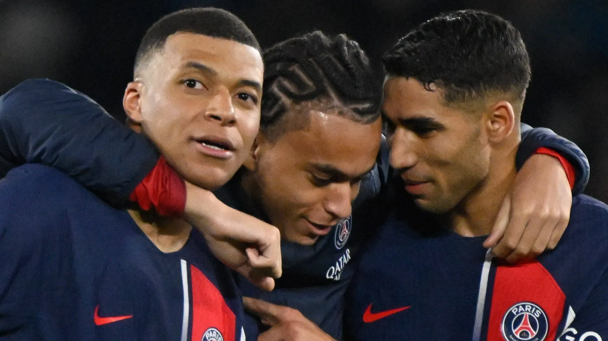 Ethan Mbappé junto a su hermano Kylian y Achraf Hakimi.