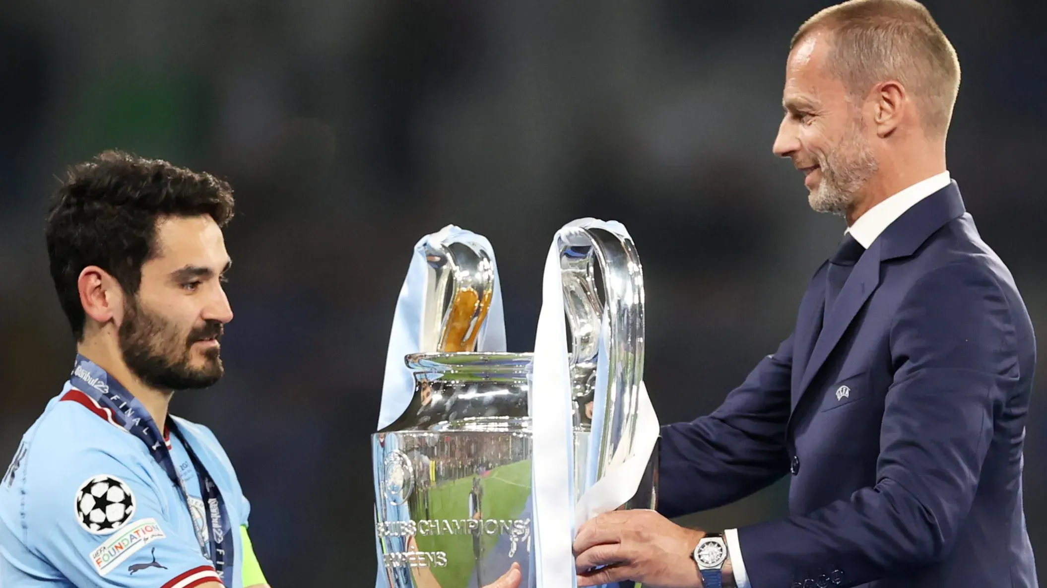 Aleksander Ceferin entregando la Champions League a Ilkay Gundogan, en su momento, el capitán del Manchester City. Getty Images.