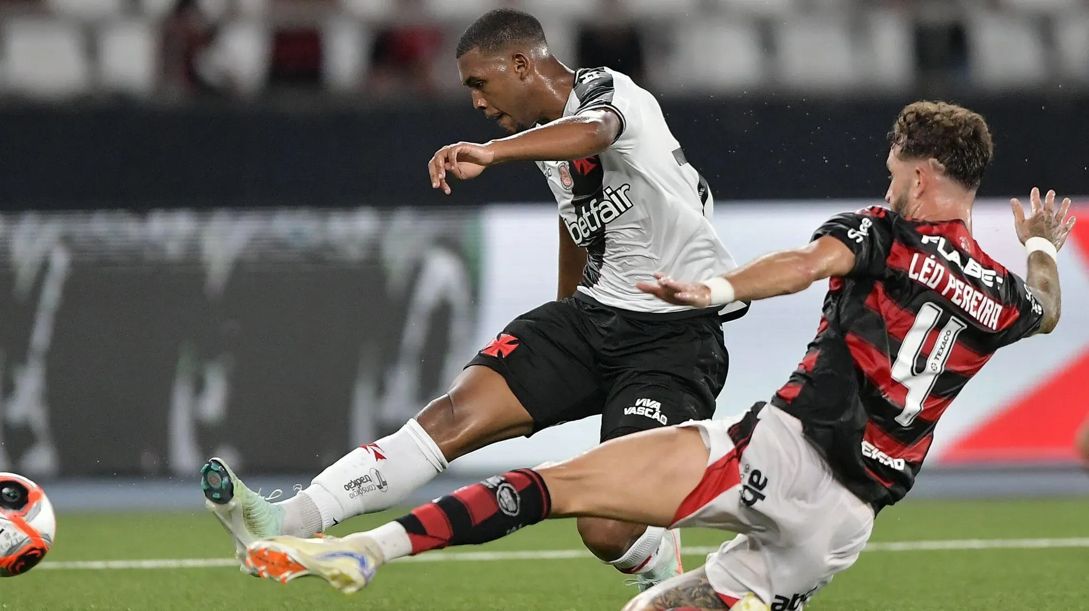 Rayan cria grande chance na partida contra o Flamengo, pela semifinal do Cariocão. Photo: Thiago Ribeiro/AGIF Credit: AGIF/Alamy Live News