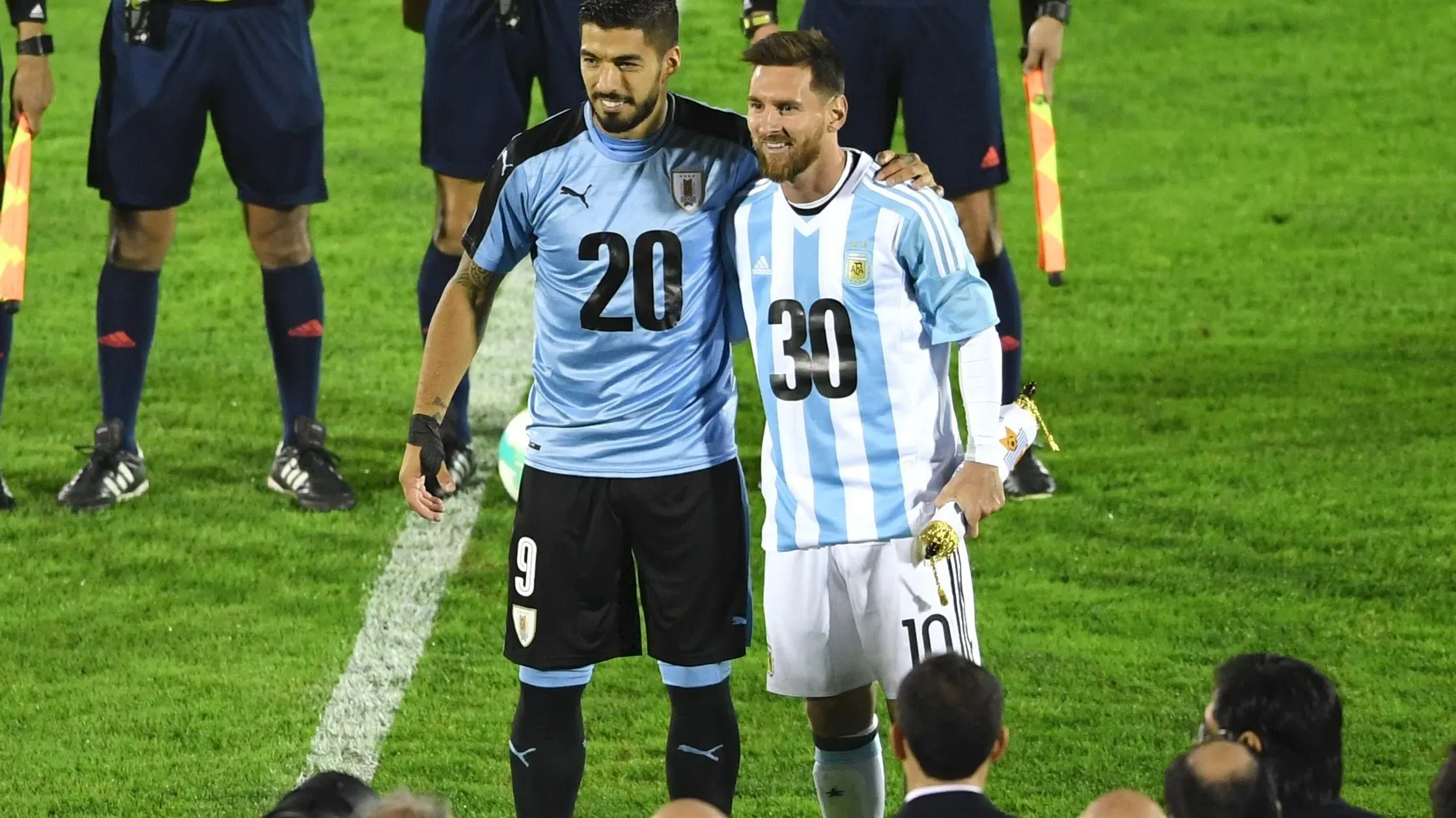 Luis Suárez y Lionel Messi promocionaron la candidatura de Conmebol para la Copa del Mundo del 2030 en un partido por las Eliminatorias de Rusia 2018. Getty Images.