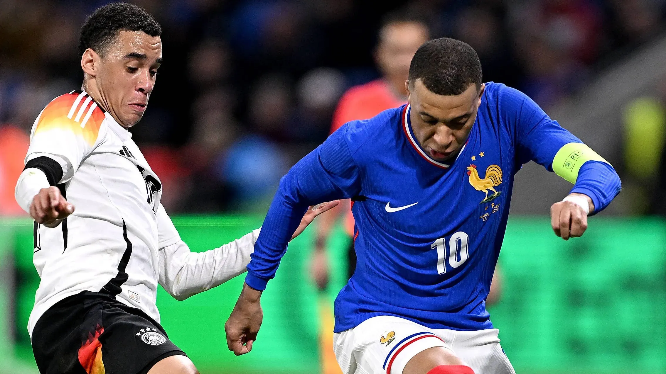 Kylian Mbappé en el duelo con Jamal Musiala durante el Francia vs. Alemania de este sábado 23 de marzo.