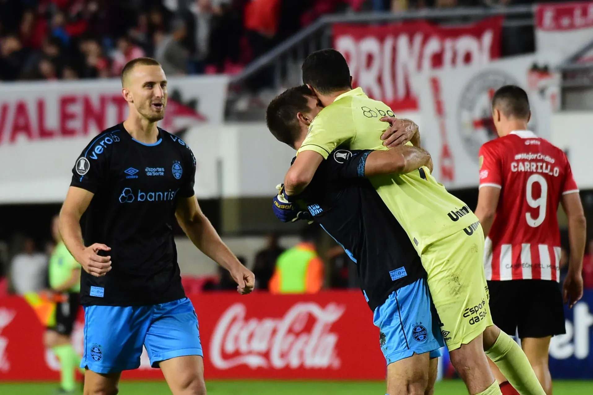 Kannemann comemora com o goleiro Marchesín a vitória sobre o Estudiantes. Foto: Fotobairesarg/AGIF