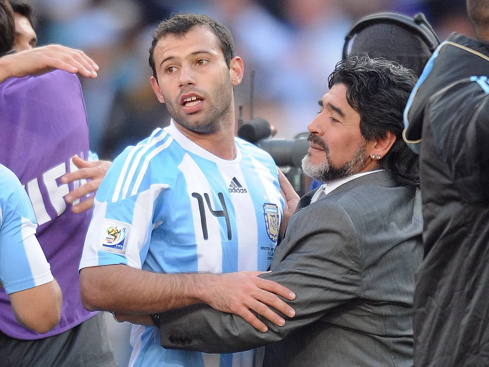 Maradona le dio la cinta a Mascherano cuando asumió en la Selección. Foto IMAGO.